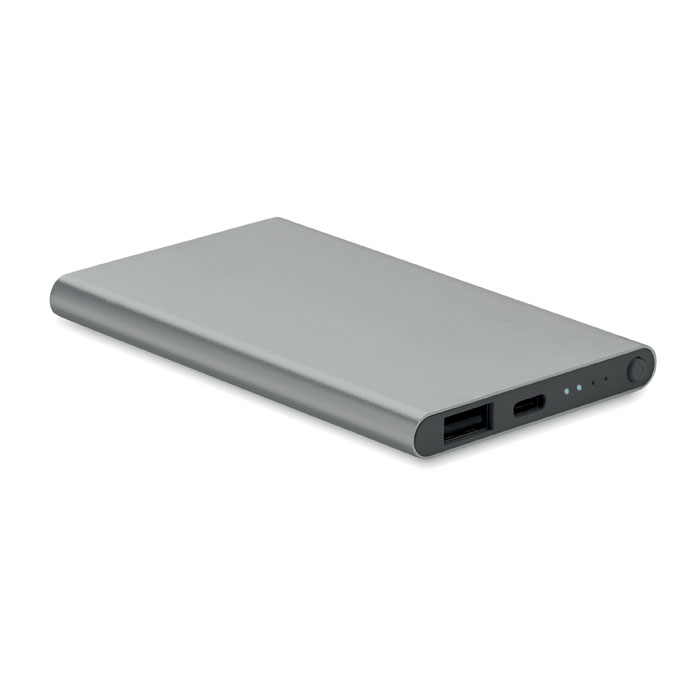 Power Bank 4000 mAh typ C Power bank o pojemności 4000 mAh wykonany z aluminium pochodzącego z recyklingu. Prąd wyjściowy DC5V/2A. Zawiera lampkę kontrolną i kabel USB z wejściem/wyjściem typu C: Typ C.