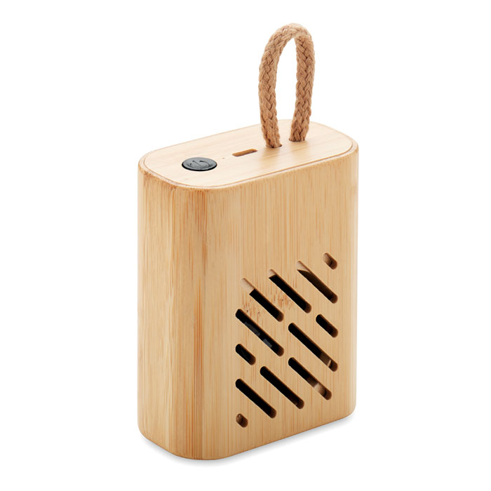 Bambusowy głośnik bezprzew. Głośnik bezprzewodowy 5.0 w bambusowej obudowie z sygnalizacją świetlną LED. 1 Akumulator Li-Pol 300 mAh w zestawie. Dane wyjściowe: 3W, 3 Ohm i 5V. Czas odtwarzania ok. 4h (70% głośności). Typ C. Bambus jest produktem naturalnym, dlatego mogą wystąpić nieznaczne różnice w kolorze, wzorze i rozmiarze.