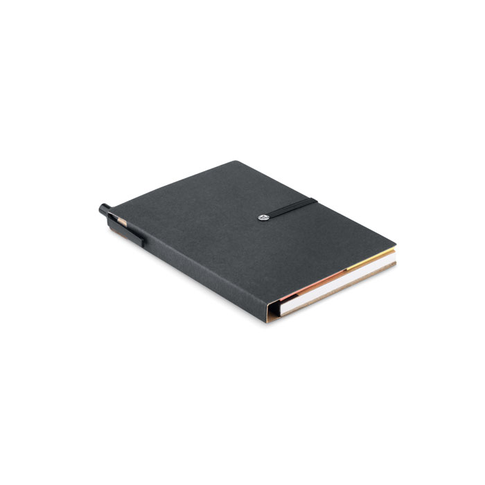 Notes z recyklingu Kartonowy notatnik z recyklingu z karteczkami samoprzylepnymi i długopisem. Miękka kartonowa okładka. Oprawa kartonowa. 140 stron w linie z papieru z recyklingu (70 arkuszy). Duże i średnie karteczki samoprzylepne oraz 4 markery w różnych kolorach. Dopasowany długopis z przyciskiem, wykonany z kartonu z recyklingu i ABS. Czarny tusz. Dopasowany elastyczny pasek zamykający.