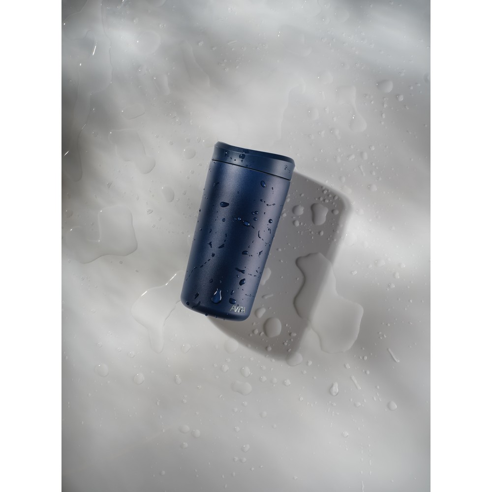 Kubek termiczny 400 ml Avira Alix Kubek termiczny 400 ml, nie wymaga obsługi oburącz, wykonany z materiałów z recyklingu, całkowita zawartość materiałów z recyklingu obliczona na podstawie wagi całkowitej produktu: 66%