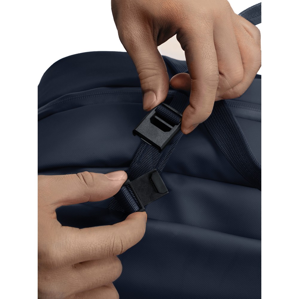 Torba sportowa, podróżna Urban Torba podróżna, sportowa, lekka i trwała konstrukcja, przestronna przegroda główna z kieszenią na laptopa 16” wewnątrz, kieszenie z przodu i tyłu, podszewka wykonana z materiałów z recyklingu, dzięki zastosowaniu technologii AWARE™ wykorzystane włókna bawełny są identyfikowalne z pochodzenia, całkowita zawartość materiałów z recyklingu obliczona na podstawie wagi całkowitej przedmiotu: 63%