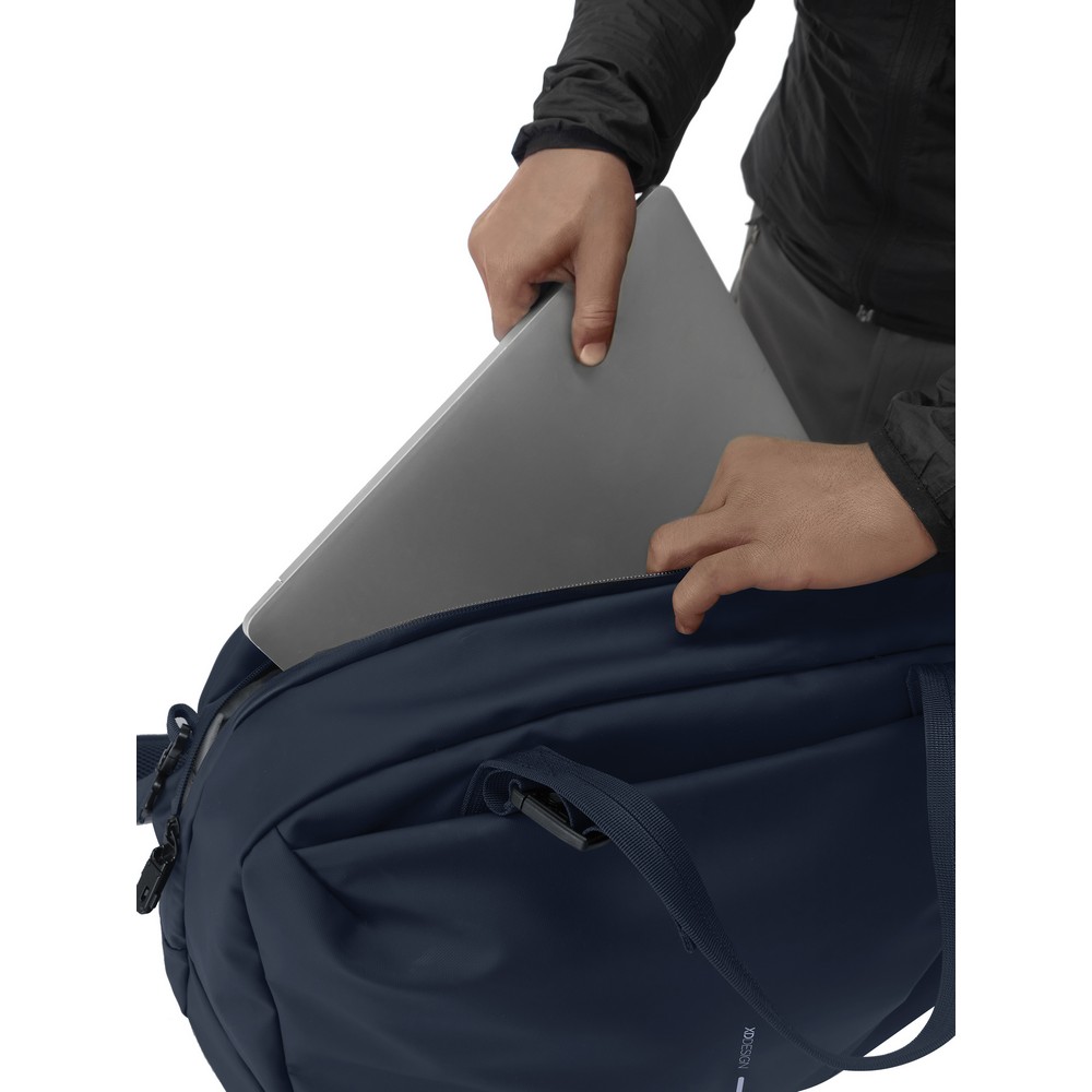 Torba sportowa, podróżna Urban Torba podróżna, sportowa, lekka i trwała konstrukcja, przestronna przegroda główna z kieszenią na laptopa 16” wewnątrz, kieszenie z przodu i tyłu, podszewka wykonana z materiałów z recyklingu, dzięki zastosowaniu technologii AWARE™ wykorzystane włókna bawełny są identyfikowalne z pochodzenia, całkowita zawartość materiałów z recyklingu obliczona na podstawie wagi całkowitej przedmiotu: 63%