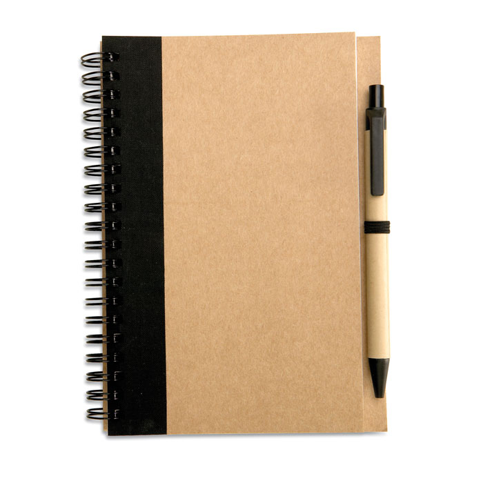 Notes z długopisem Notes B6 z papieru z recyklingu z dopasowanym długopisem. Podwójna spirala. 140 czystych stron z papieru z recyklingu (70 kartek). Dopasowany długopis z kartonu z recyklingu i biodegradowalnego plastiku. Niebieski tusz. Dopasowany elastyczny uchwyt na długopis.