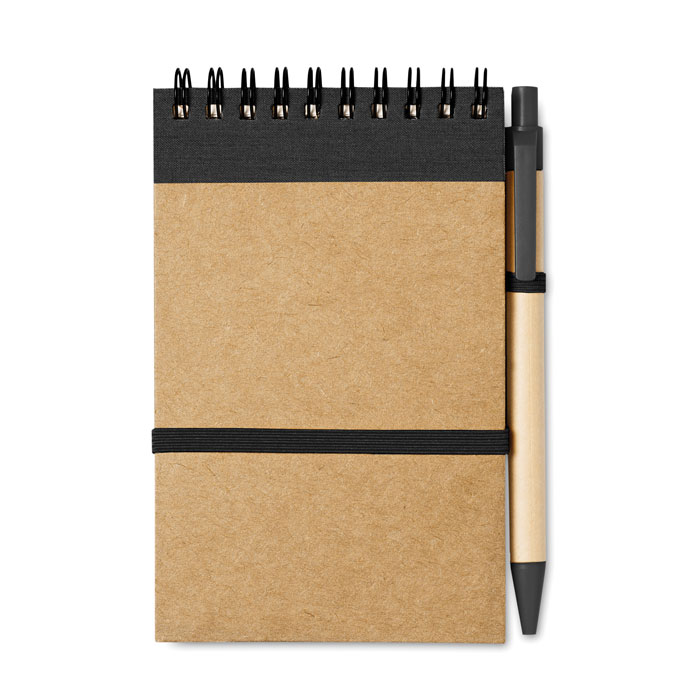 Notes z długopisem 70 kartek Notes A6 z papieru z recyklingu z dopasowanym długopisem. Podwójna spirala. 140 czystych stron z papieru z recyklingu (70 kartek). Dopasowany długopis z kartonu z recyklingu i biodegradowalnego plastiku. Niebieski tusz. Elastyczny pasek zamykający i uchwyt na długopis.