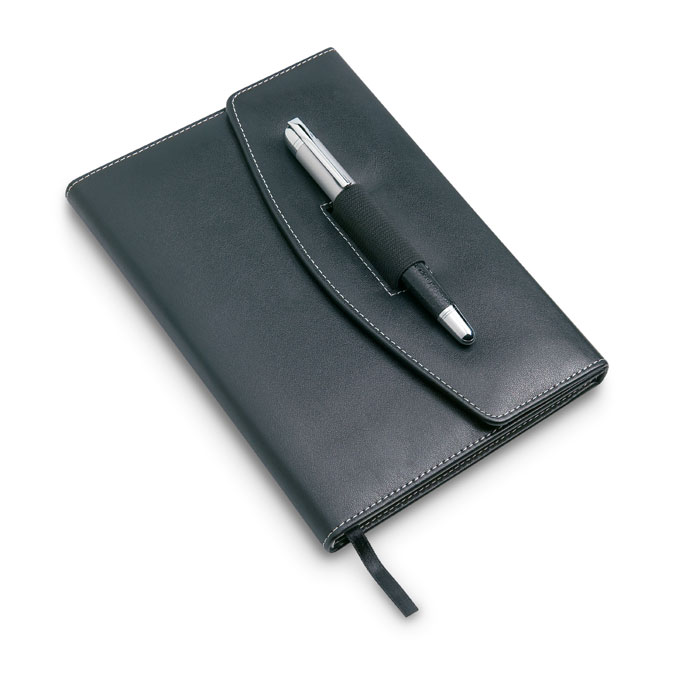 Notes A5 i długopis Notes A5 PU z kontrastowymi przeszyciami i długopisem. 240 stron w linie (120 kartek). Dopasowany metalowy długopis. Czarny tusz.