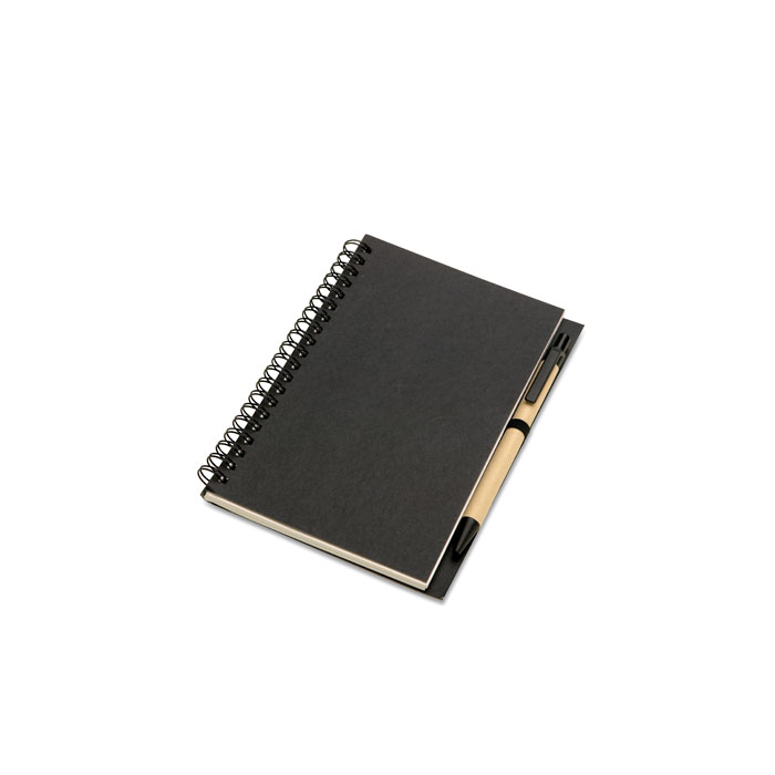 B6 Notes z długopisem Notes z papieru z recyklingu z długopisem. Podwójna spirala. 140 czystych stron z papieru z recyklingu (70 kartek). Wciskany długopis z kartonu pochodzącego z recyklingu i biodegradowalnego plastiku. Niebieski tusz. Czarny, elastyczny uchwyt na długopis.