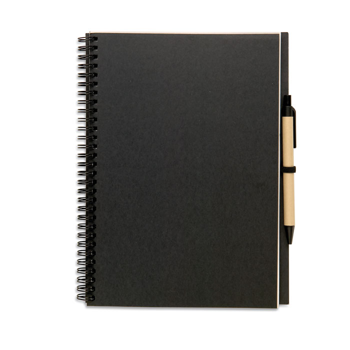 Notes z długopisem Notes z papieru z recyklingu z długopisem. Podwójna spirala. 140 czystych stron z papieru z recyklingu (70 kartek). Przyciskany długopis w kartonie pochodzącym z recyklingu i biodegradowalnego plastiku. Niebieski tusz. Czarny, elastyczny uchwyt na długopis.