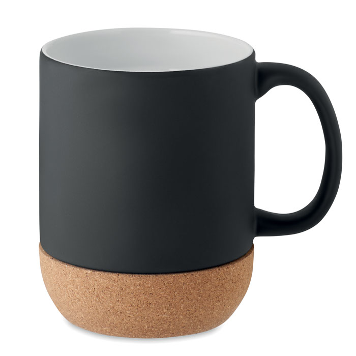 Ceramiczny kubek z korkiem Matowy ceramiczny kubek z korkową podstawą. Pojemność: 300 ml. Korek jest materiałem w 100% naturalnym. Ze względu na jego strukturę i porowatość powierzchni ostateczny wygląd nadruku na każdym artykule może się różnić. Ze specjalną powłoką do grawerowania laserowego