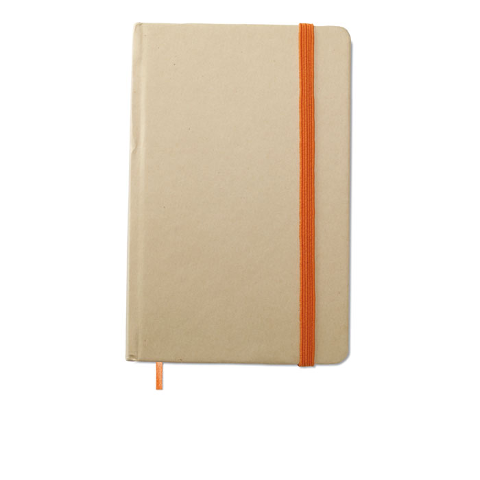 Notes z recyklingu Notatnik A6 z twardą okładką z papieru z recyklingu. Oprawa kartonowa. 192 strony z czystego papieru makulaturowego (96 arkuszy). Elastyczny pasek zamykający i zakładka ze wstążki.