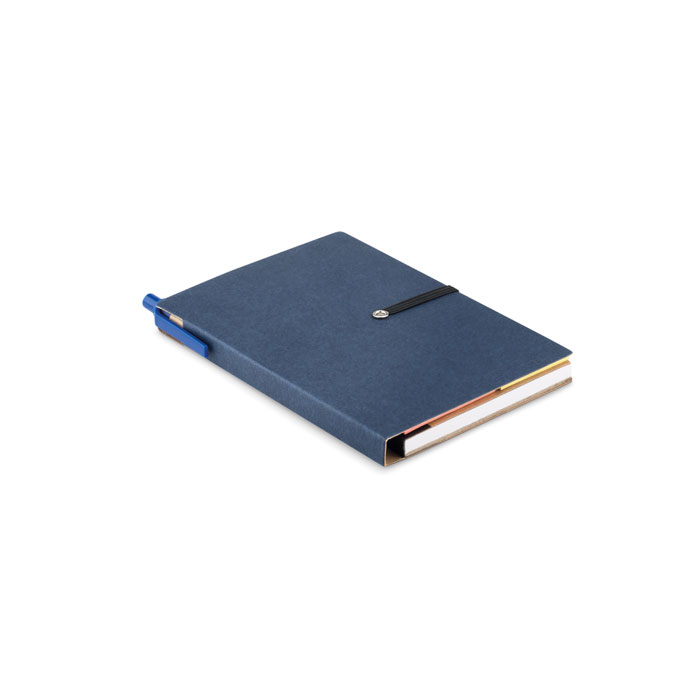 Notes z recyklingu Kartonowy notatnik z recyklingu z karteczkami samoprzylepnymi i długopisem. Miękka kartonowa okładka. Oprawa kartonowa. 140 stron w linie z papieru z recyklingu (70 arkuszy). Duże i średnie karteczki samoprzylepne oraz 4 markery w różnych kolorach. Dopasowany długopis z przyciskiem, wykonany z kartonu z recyklingu i ABS. Czarny tusz. Dopasowany elastyczny pasek zamykający.