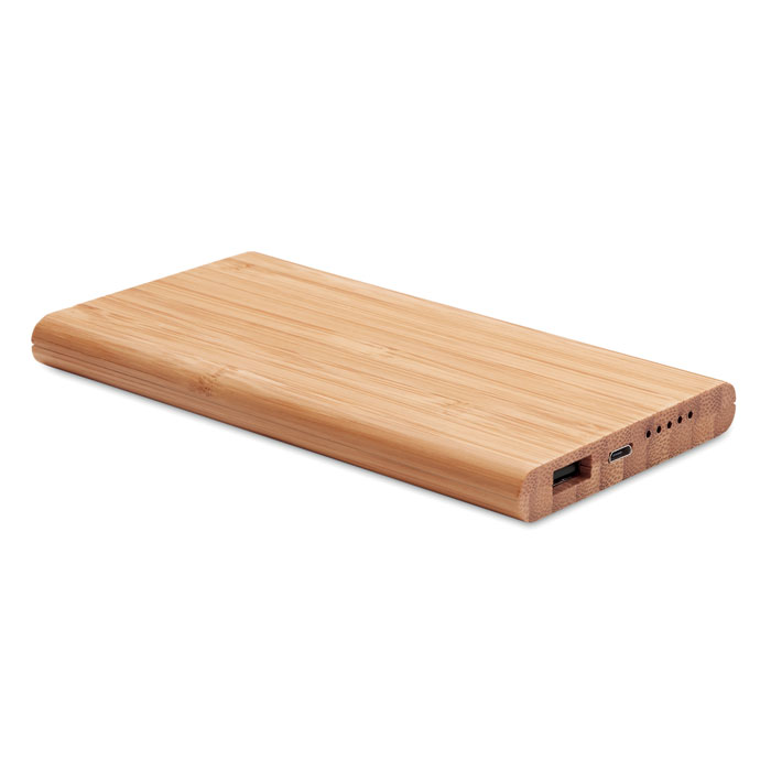 Bezprzewodowy powerbank Bezprzewodowy powerbank o poj. 6000 mAh w obudowie z bambusa. Posiada złącze typu C. Wyjście DC9V/1.66A (15W). Wyjście bezprzewodowe: DC9V/1.66A (5W). Kompatybilny systemami Android, iPhone® 8, X i nowszymi. Bambus jest produktem naturalnym, dlatego mogą wystąpić nieznaczne różnice w kolorze, wzorze i rozmiarze.