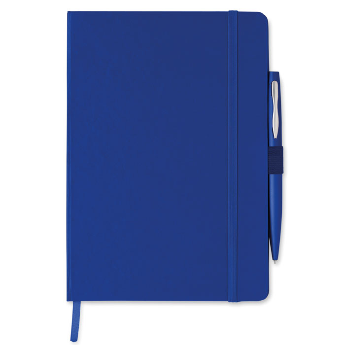 Notes A5 z długopisem Notes A5 z długopisem. Twarda okładka z PU. 144 strony w linie (72 arkusze). Dopasowany elastyczny pasek zamykający i uchwyt na długopis. Dopasowany metalowy długopis z przyciskiem. Niebieski tusz.