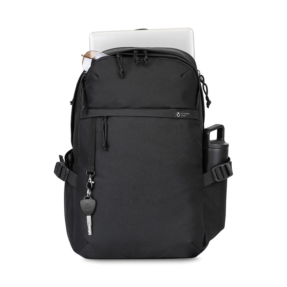 Plecak na laptopa 15" Renew AWARE™ RPET Plecak na laptopa 15”, przestronna przegroda główna z kieszeniami wewnątrz, kieszenie z przodu oraz po bokach, zintegrowany brelok do kluczy, miękkie i regulowane paski na ramiona, wykonany z RPET, dzięki zastosowaniu technologii śledzącej AWARE™ wykorzystane materiały, są identyfikowalne z pochodzenia oraz wyprodukowane zostały zgodnie z ideą zrównoważonego rozwoju