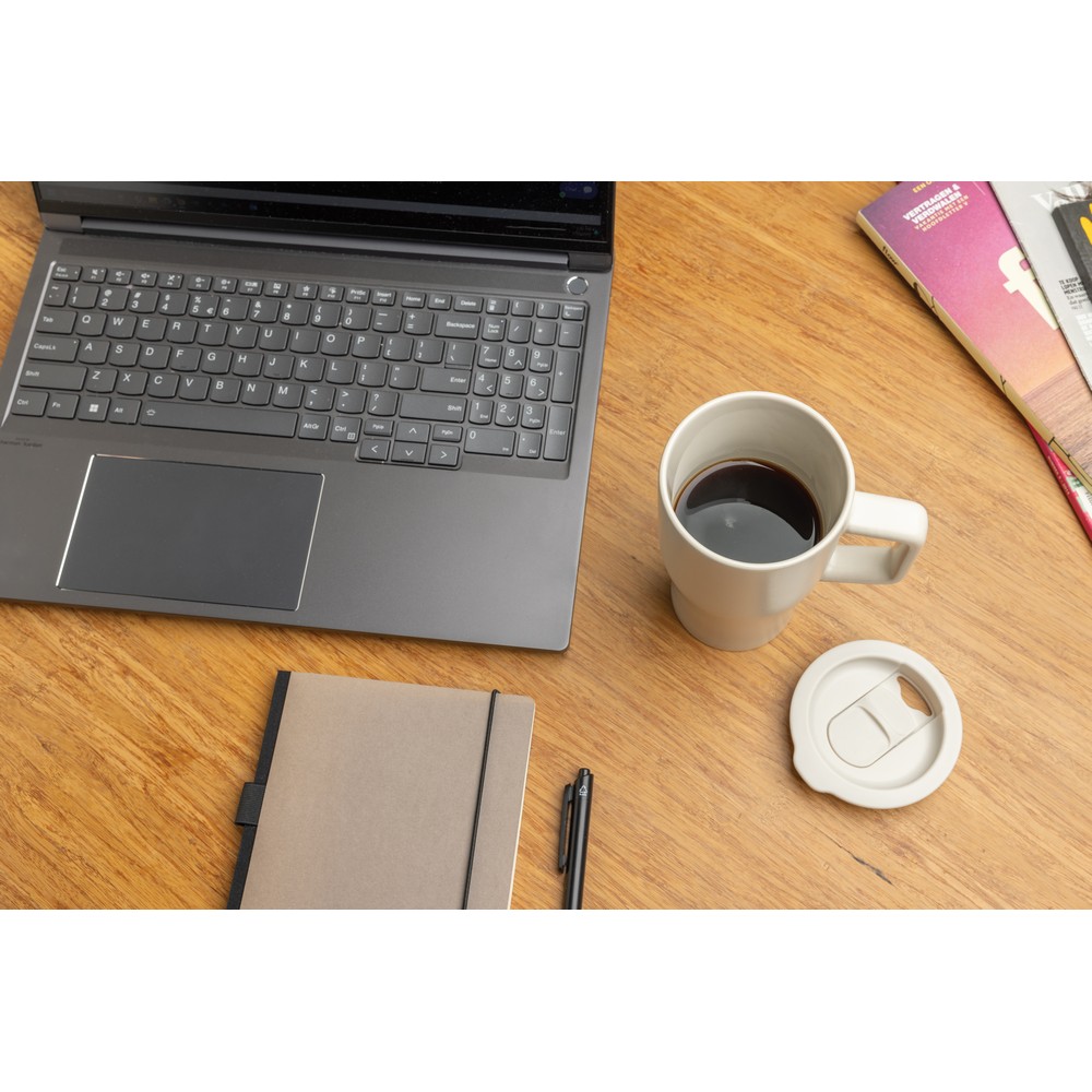 Ceramiczny kubek podrożny 490 ml Kubek podróżny 490 ml, wykonany z ceramiki, zamykane wieczko