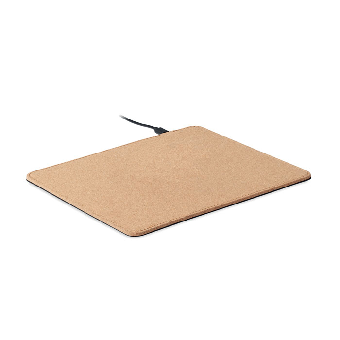 Podkładka pod myszkę 15W Korkowa podkładka pod myszkę z bezprzewodową ładowarką 15W . Wyjście: DC 9V/1.6A. Rozmiar 23cm x20cm. Korek jest materiałem w 100% naturalnym. Ze względu na jego strukturę i porowatość powierzchni ostateczny wygląd nadruku na każdym artykule