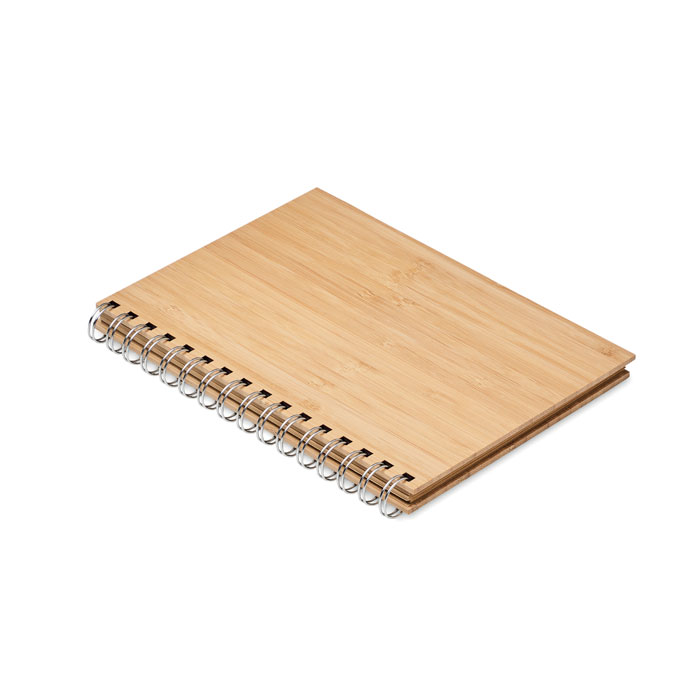Bambusowy notatnik A5 Notatnik, notes w bambusowej okładce, na podwójnej spirali. 140 stron w linie z papieru kraft (70 kartek). Bambus jest produktem naturalnym, dlatego mogą wystąpić nieznaczne różnice w kolorze, wzorze i rozmiarze.