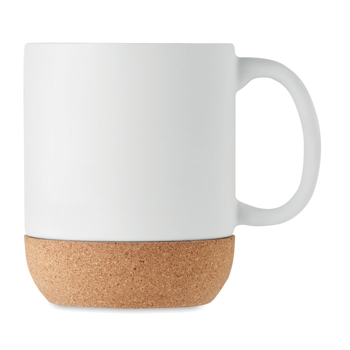 Ceramiczny kubek z korkiem Matowy ceramiczny kubek z korkową podstawą. Pojemność: 300 ml. Korek jest materiałem w 100% naturalnym. Ze względu na jego strukturę i porowatość powierzchni ostateczny wygląd nadruku na każdym artykule może się różnić. Ze specjalną powłoką do grawerowania laserowego