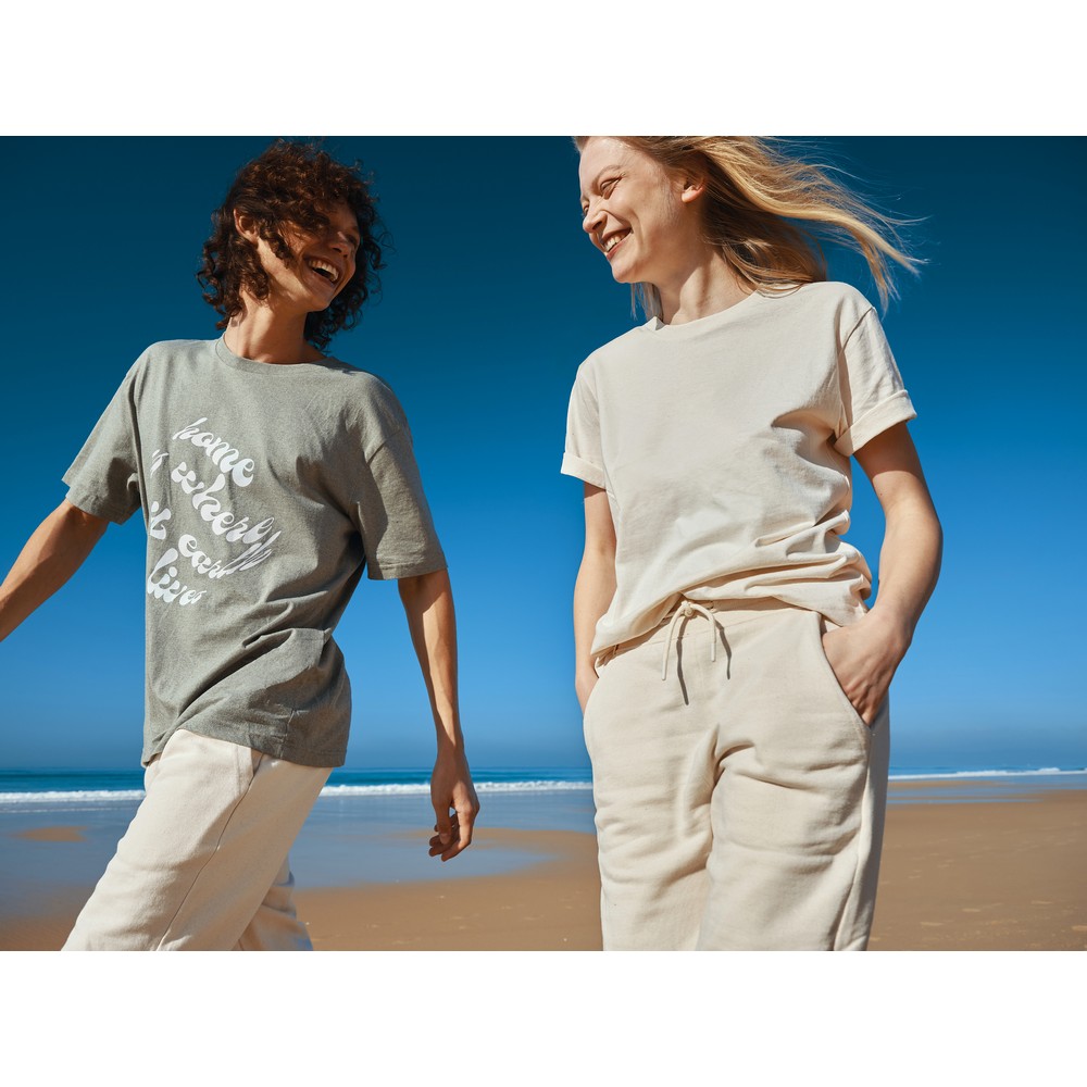 Koszulka z bawełny z recyklingu Iqoniq Teide Koszulka, unisex, regularny krój, okrągły dekolt, krótkie rękawy, wykonana w 50% z bawełny z recyklingu i w 50% z bawełny organicznej o gramaturze 180 g/m2, bez dodatku poliestru, posiada wbudowany znacznik AWARE™, który potwierdza wykorzystanie materiałów z recyklingu, posiada kod QR na metce, który prowadzi do cyfrowego paszportu produktu, 2% wpływów z każdego sprzedanego produktu z kolekcji Impact jest przekazywane na rzecz Water.org, ślad węglowy produktu: 3,32 kg CO2