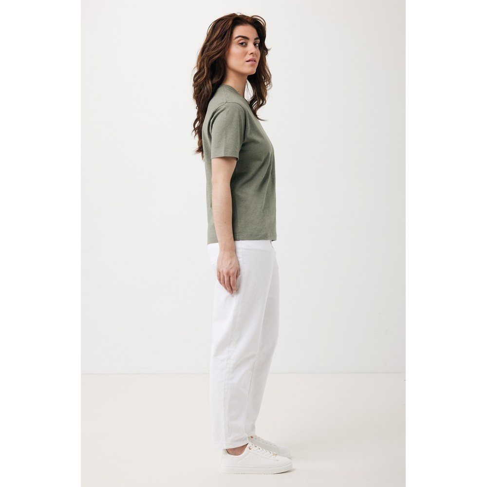 Koszulka z bawełny z recyklingu Iqoniq Teide Koszulka, unisex, regularny krój, okrągły dekolt, krótkie rękawy, wykonana w 50% z bawełny z recyklingu i w 50% z bawełny organicznej o gramaturze 180 g/m2, bez dodatku poliestru, posiada wbudowany znacznik AWARE™, który potwierdza wykorzystanie materiałów z recyklingu, posiada kod QR na metce, który prowadzi do cyfrowego paszportu produktu, 2% wpływów z każdego sprzedanego produktu z kolekcji Impact jest przekazywane na rzecz Water.org, ślad węglowy produktu: 3,32 kg CO2