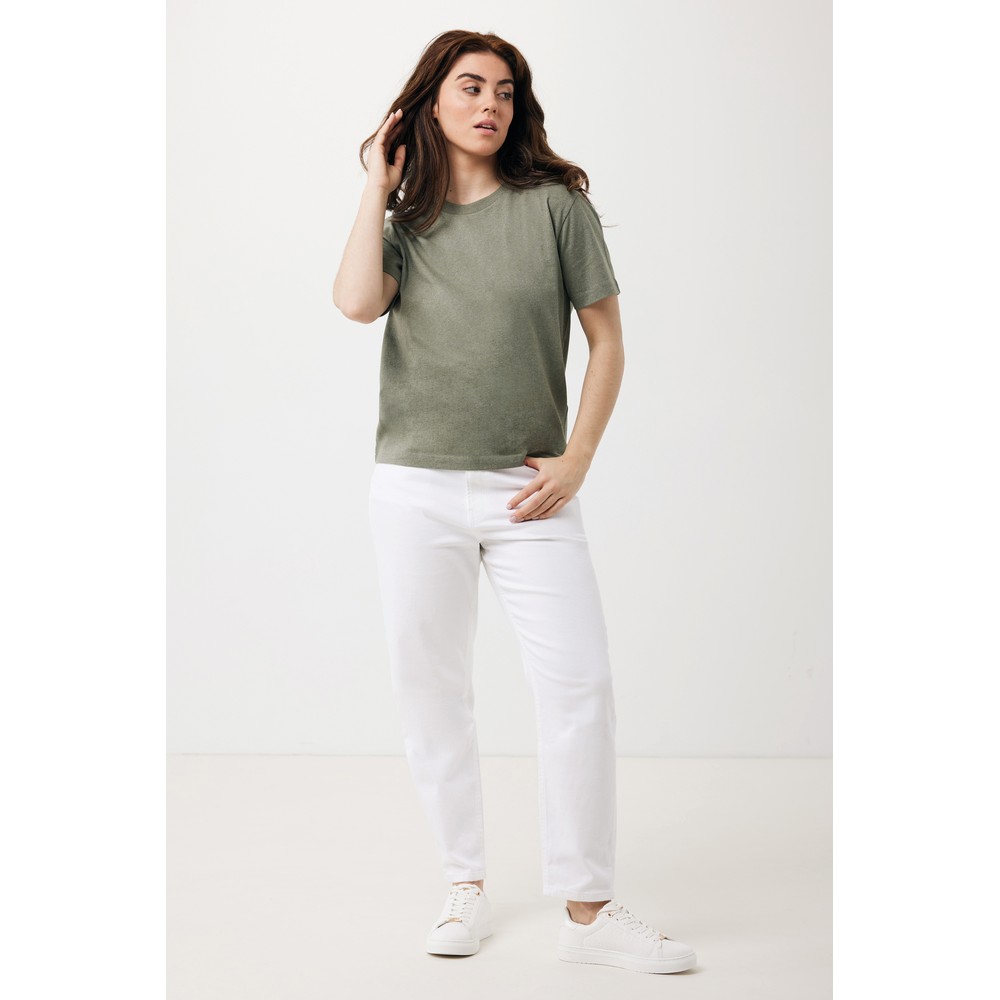 Koszulka z bawełny z recyklingu Iqoniq Teide Koszulka, unisex, regularny krój, okrągły dekolt, krótkie rękawy, wykonana w 50% z bawełny z recyklingu i w 50% z bawełny organicznej o gramaturze 180 g/m2, bez dodatku poliestru, posiada wbudowany znacznik AWARE™, który potwierdza wykorzystanie materiałów z recyklingu, posiada kod QR na metce, który prowadzi do cyfrowego paszportu produktu, 2% wpływów z każdego sprzedanego produktu z kolekcji Impact jest przekazywane na rzecz Water.org, ślad węglowy produktu: 3,32 kg CO2