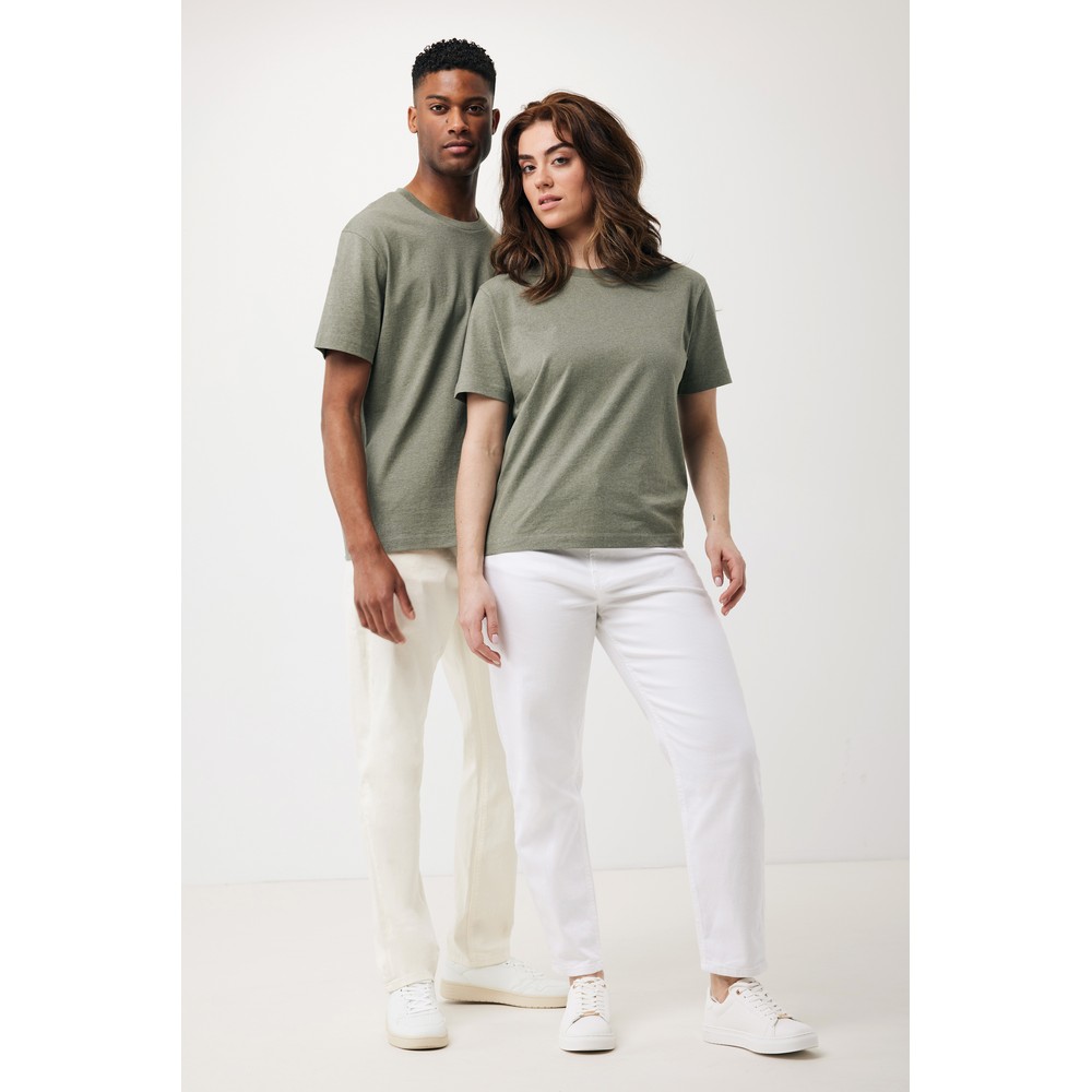 Koszulka z bawełny z recyklingu Iqoniq Teide Koszulka, unisex, regularny krój, okrągły dekolt, krótkie rękawy, wykonana w 50% z bawełny z recyklingu i w 50% z bawełny organicznej o gramaturze 180 g/m2, bez dodatku poliestru, posiada wbudowany znacznik AWARE™, który potwierdza wykorzystanie materiałów z recyklingu, posiada kod QR na metce, który prowadzi do cyfrowego paszportu produktu, 2% wpływów z każdego sprzedanego produktu z kolekcji Impact jest przekazywane na rzecz Water.org, ślad węglowy produktu: 3,32 kg CO2