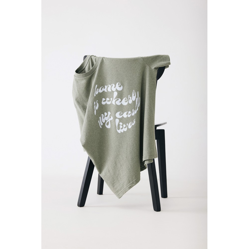 Koszulka z bawełny z recyklingu Iqoniq Teide Koszulka, unisex, regularny krój, okrągły dekolt, krótkie rękawy, wykonana w 50% z bawełny z recyklingu i w 50% z bawełny organicznej o gramaturze 180 g/m2, bez dodatku poliestru, posiada wbudowany znacznik AWARE™, który potwierdza wykorzystanie materiałów z recyklingu, posiada kod QR na metce, który prowadzi do cyfrowego paszportu produktu, 2% wpływów z każdego sprzedanego produktu z kolekcji Impact jest przekazywane na rzecz Water.org, ślad węglowy produktu: 3,32 kg CO2