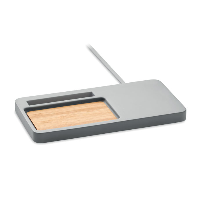 Organizer z ładowarką Ładowarka bezprzewodowa z cementu wapiennego i bambusa. Wyjście: DC5V/1A (10W). Zawiera kabel USB 100 cm. Bambus jest produktem naturalnym, dlatego mogą występować niewielkie różnice w kolorze i rozmiarze poszczególnych elementów, co może mieć w